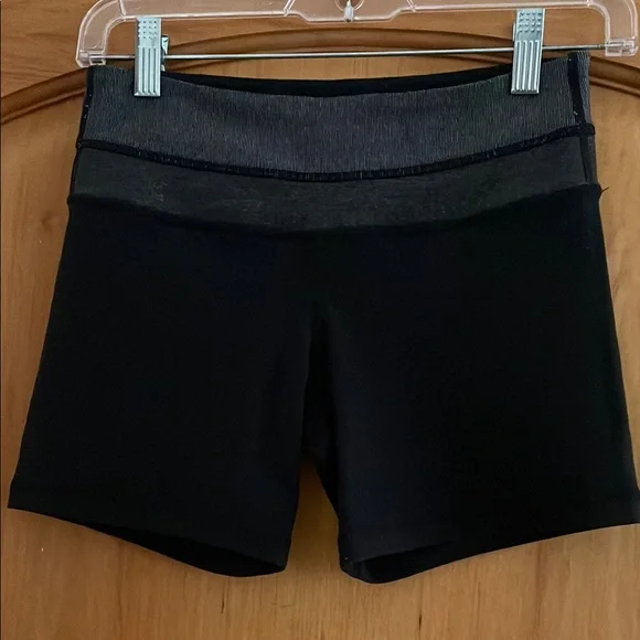 lululemon athletica Groove Reversible Women's Short Bootie Black Shorts 4 - Picture 9 of 10